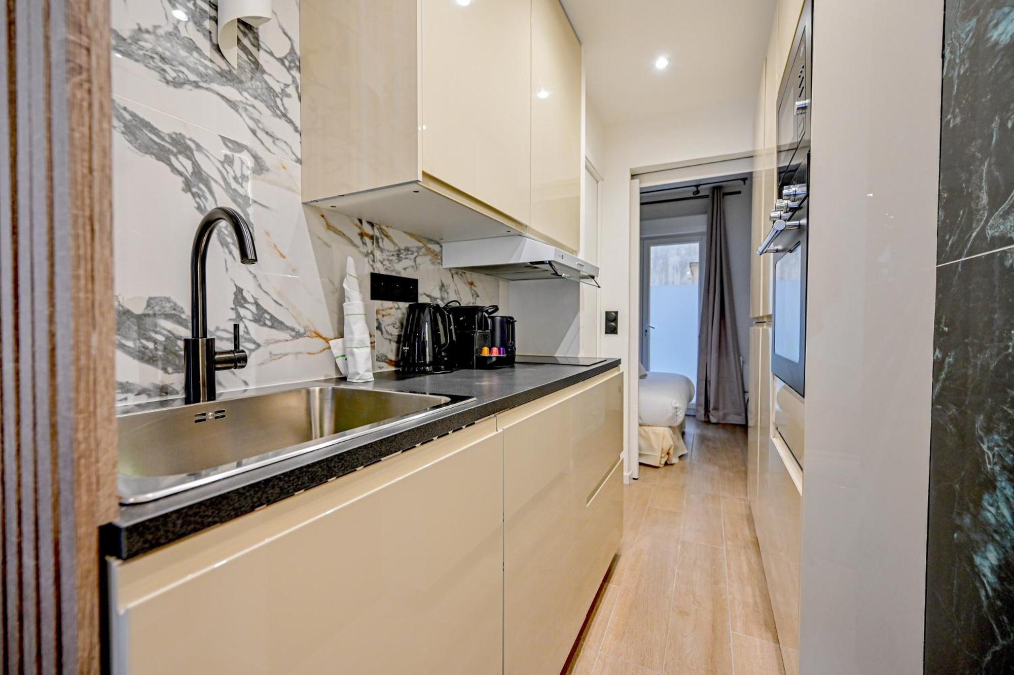Relax In A Stylish Flat In Montmartre Apartment Париж Екстериор снимка